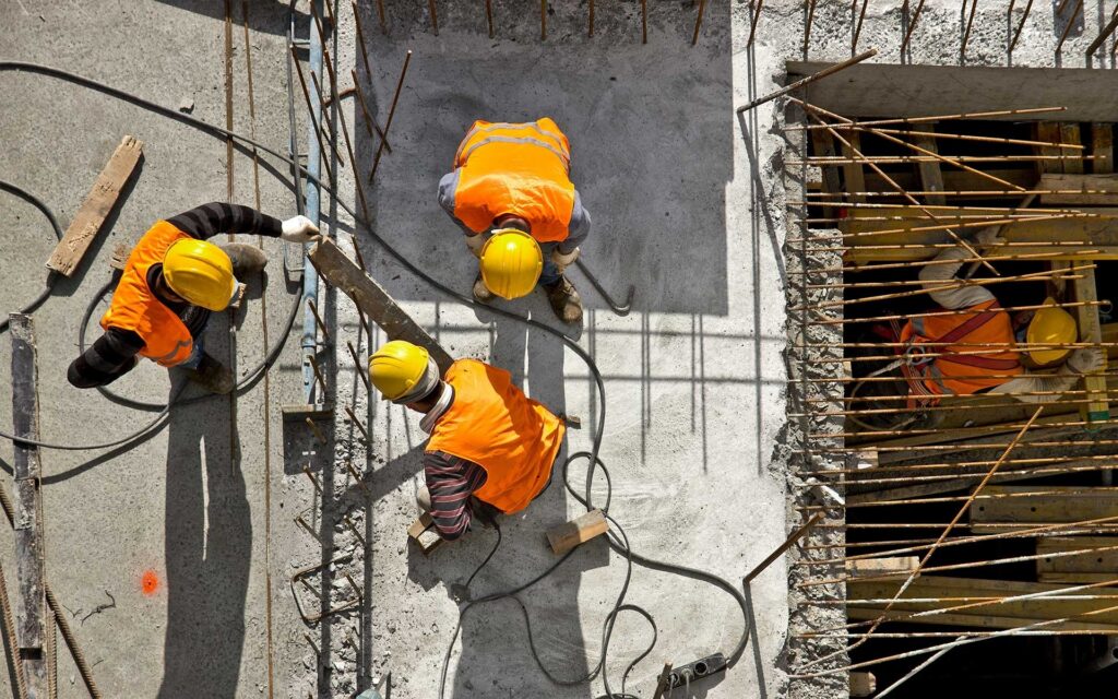 Equipo con EPIs operando con cascos y epis puestas