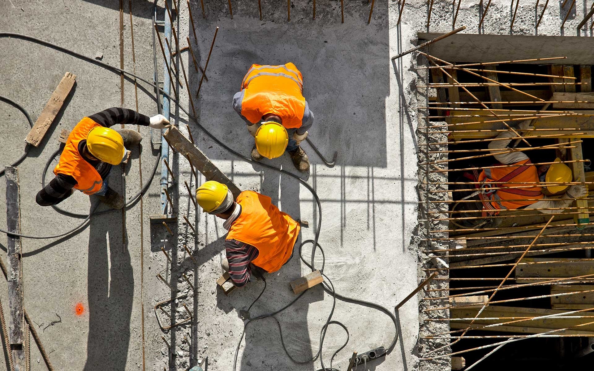 Equipo con EPIs operando con cascos y epis puestas